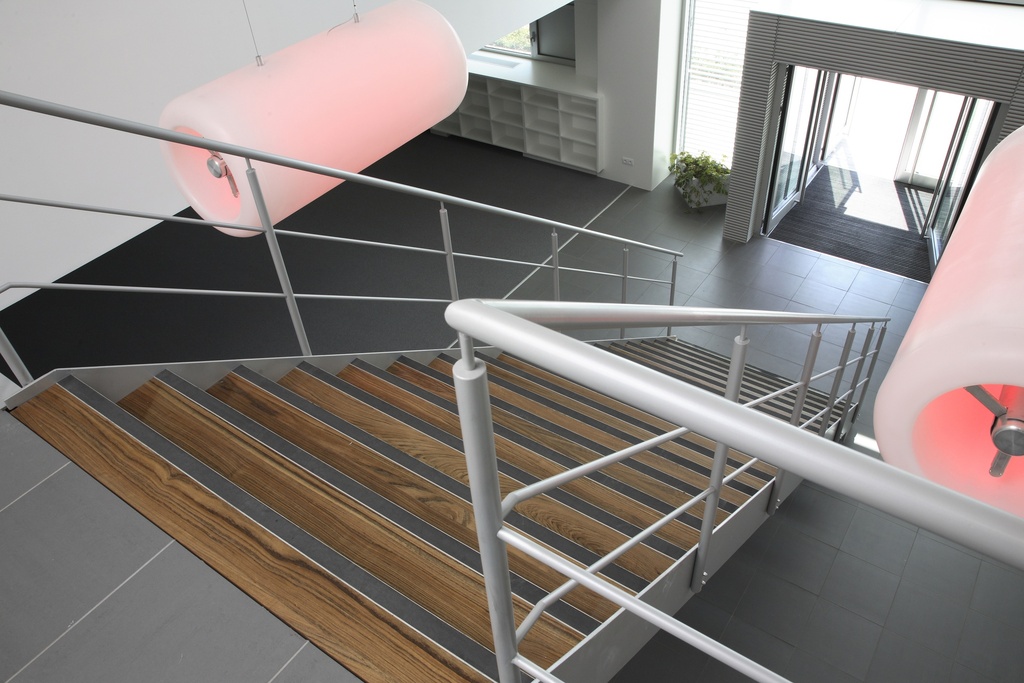 Conception d'escaliers en métal avec ovangkol