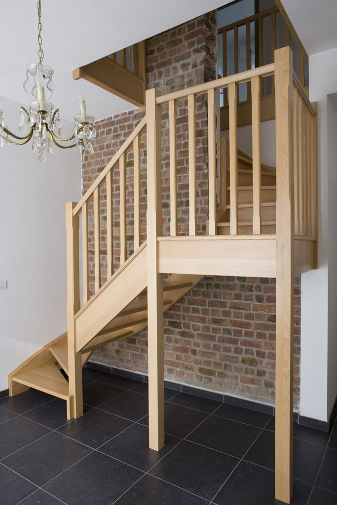 Escalier standard avec une combinaison de marches ouvertes et fermées