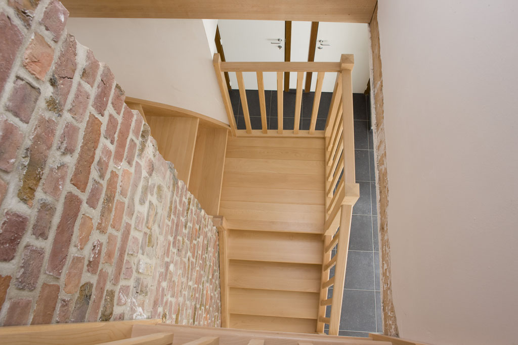 Escalier standard avec une combinaison de marches ouvertes et fermées