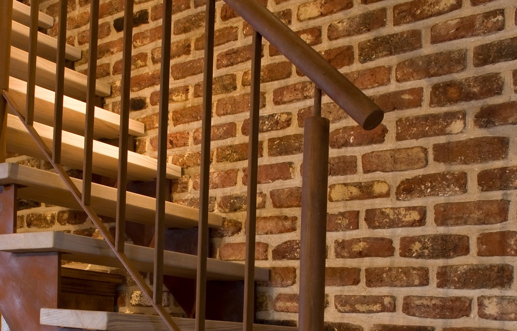 Escalier en métal rouillé avec marches en chêne