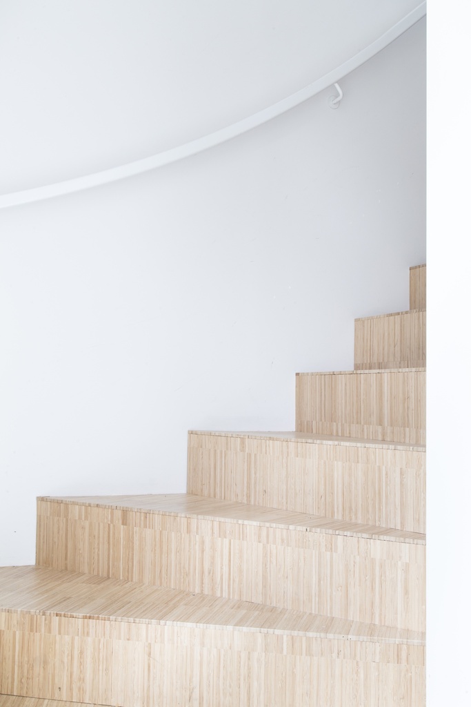Escaliers en bloc entre les murs, recouverts de bambou