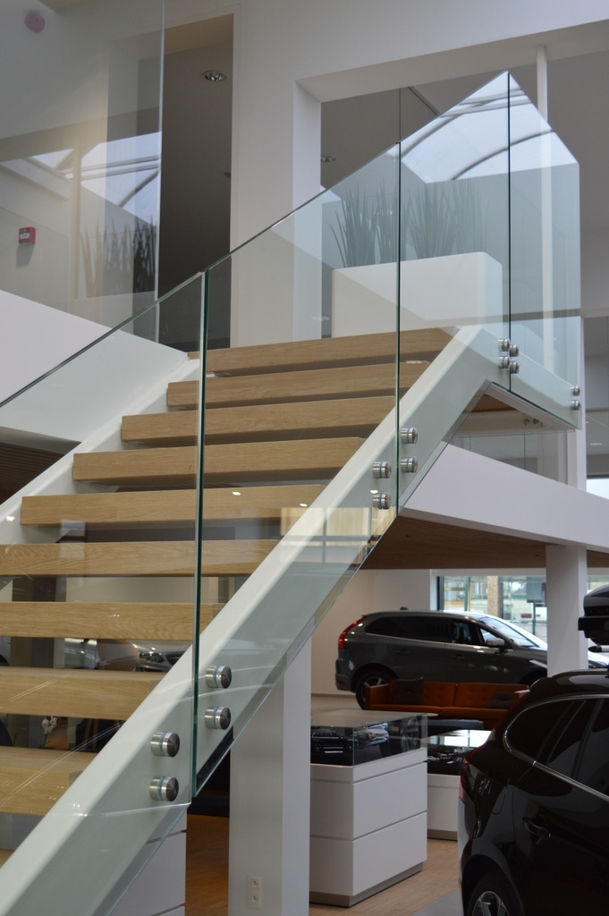Escalier design droit en métal avec palier pour Volvo Halle