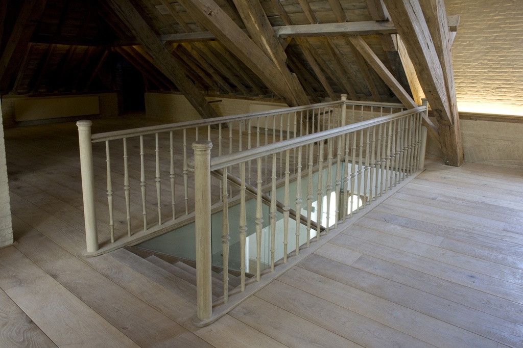 Escalier classique en chêne avec paroi en verre