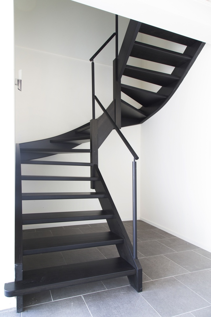 Escalier double quart tournant peint en noir (Montenaken)