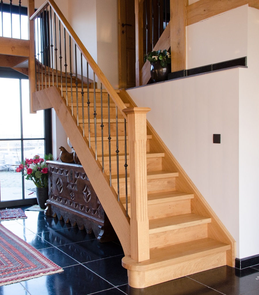 Escalier standard droit avec paliers intermédiaires en chêne rustique