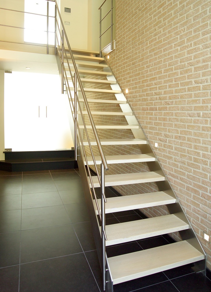 Escalier métallique avec marches en bois de hêtre