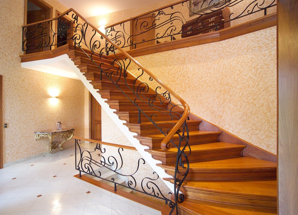 Escalier avec de généreuses marches en bloc comme départ et combinés avec une balustrade décorative