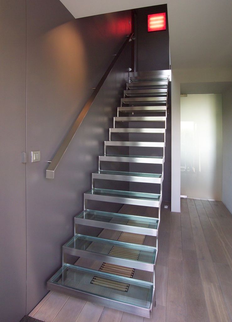 Escalier en acier inoxydable avec marches en verre transparent