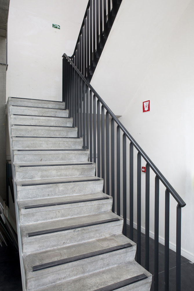 Balustrade métallique sur un escalier en béton