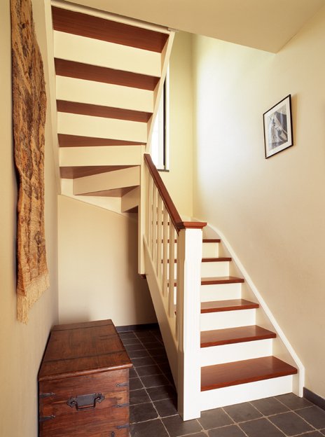 Escalier contrastant avec les accents marron foncé des marches et de la poignée (145)